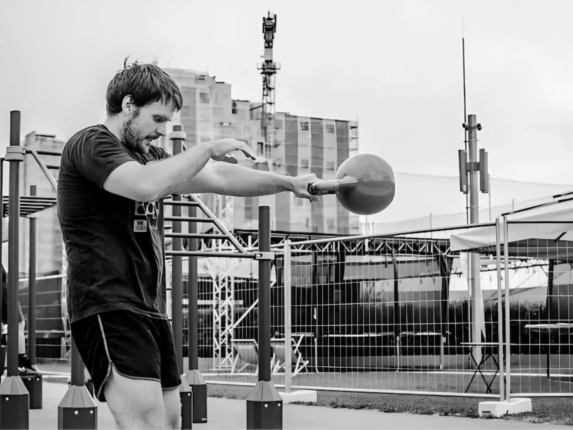 Črno-bela fotografija Muanisa med dvigovanjem uteži